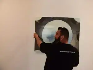 Montage Galleryprint bei der Kanzlei